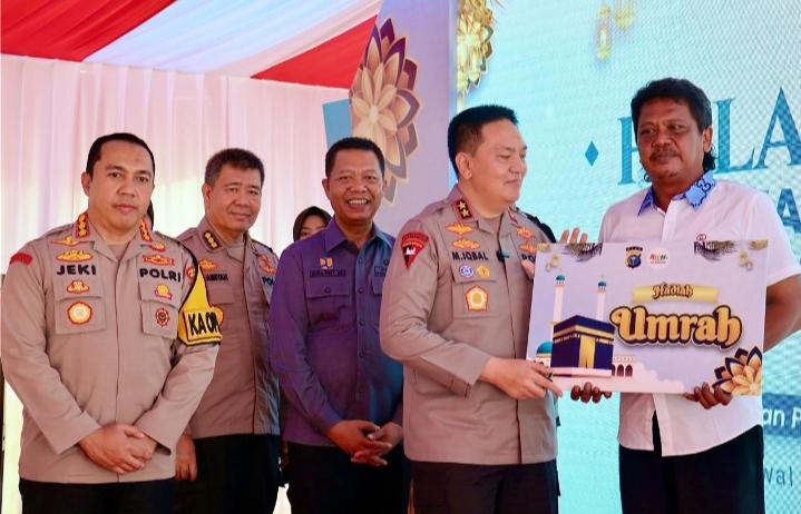 2 Personel Polresta Pekanbaru Terima Tiket Umroh dari Kapolda Riau