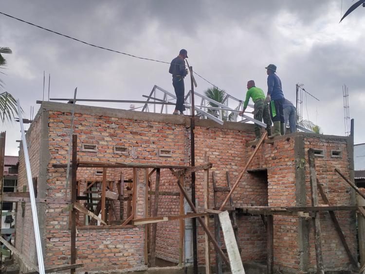 Satgas TMMD Bersama Warga Mulai Kerjakan Kuda kuda Atap RTLH Milik Imran