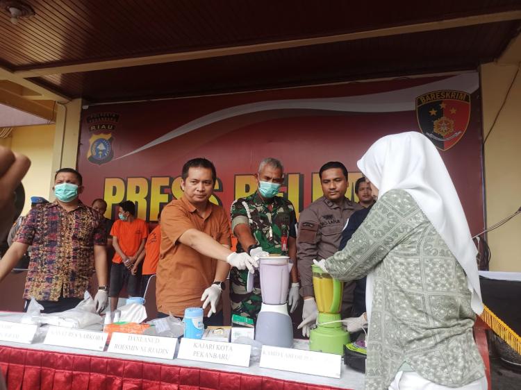 Satresnarkoba Polresta Pekanbaru Musnahkan Sabu Milik Sindikat Antar Provinsi