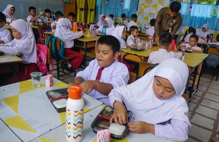 Program Makanan Siang Gratis untuk Pelajar di Pekanbaru Berjalan Lancar