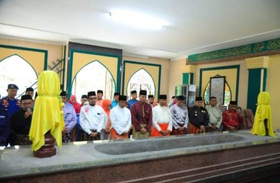 Ginda Burnama Ikuti Pawai dan Ziarah ke Makam Marhum Pekan