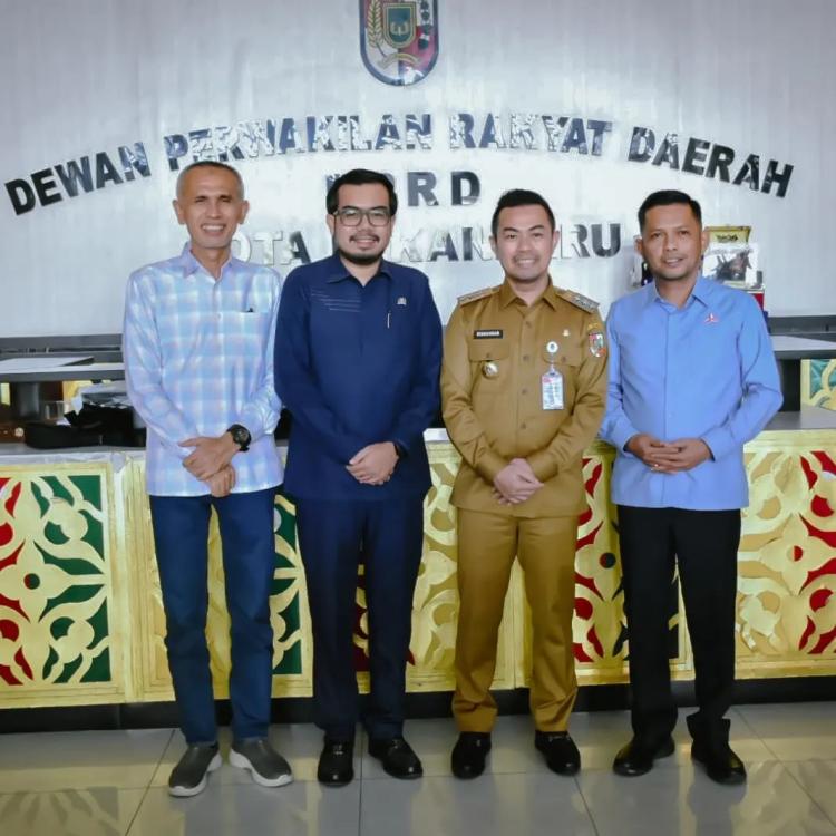 Pj Walikota Risnandar Mahiwa Sambangi DPRD Kota Pekanbaru