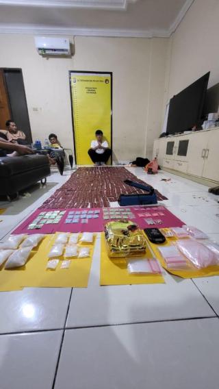 Ditres Narkoba Polda Riau Berhasil Gagalkan 1,6 Kg Sabu dan 4.500 Butir Pil Happy Five
