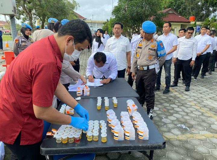 Tindaklanjuti Instruksi Kapolda, Ditresnarkoba dan Yanma Polda Riau Cek Urine Seluruh Anggota 