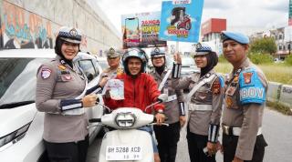 Petugas Ditlantas Polda Riau Sosialiasi Tertib Berlalu Lintas